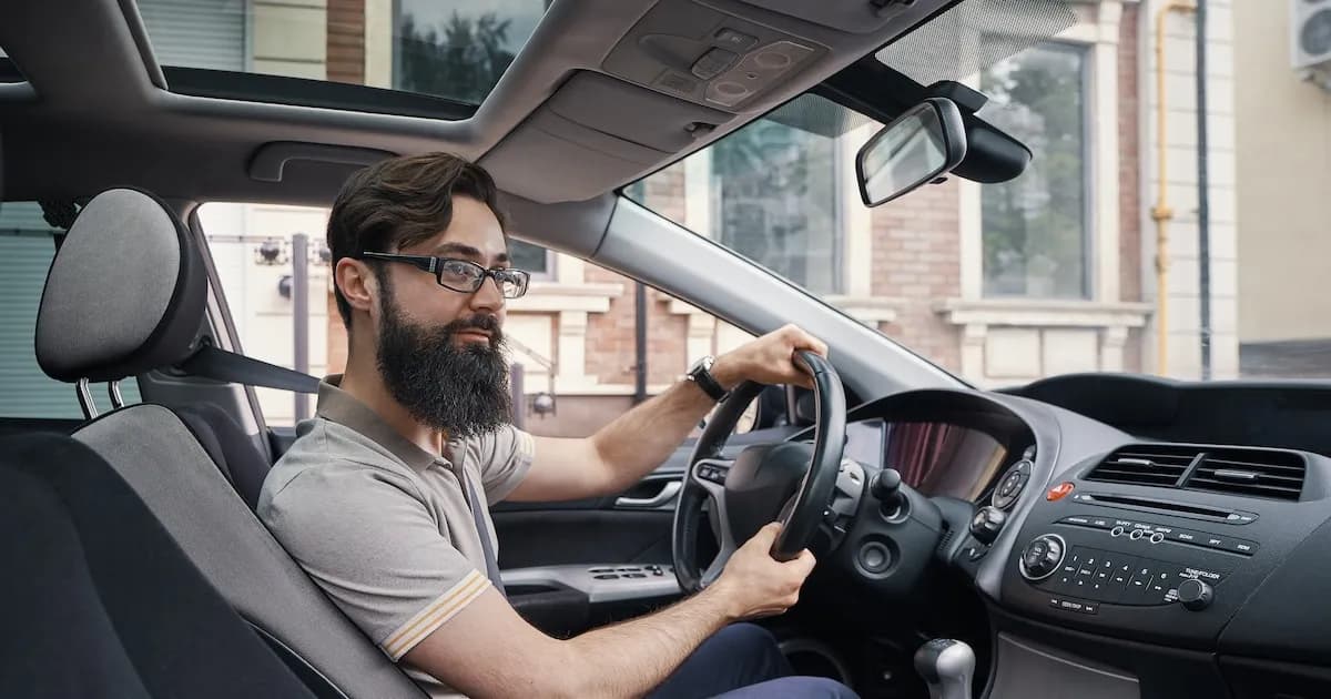 La Ciencia Detrás de Bajar la Música al Estacionar el Auto