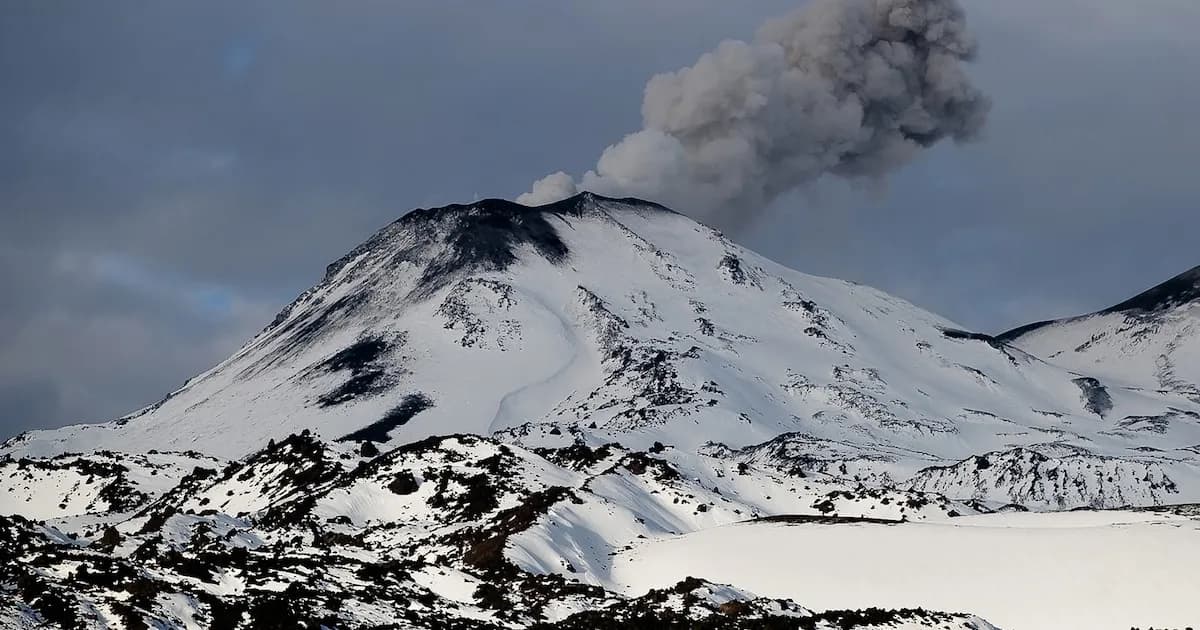 Alerta amarilla por explosiones de ceniza en el volcán Nevados de Chillán, cerca de Neuquén