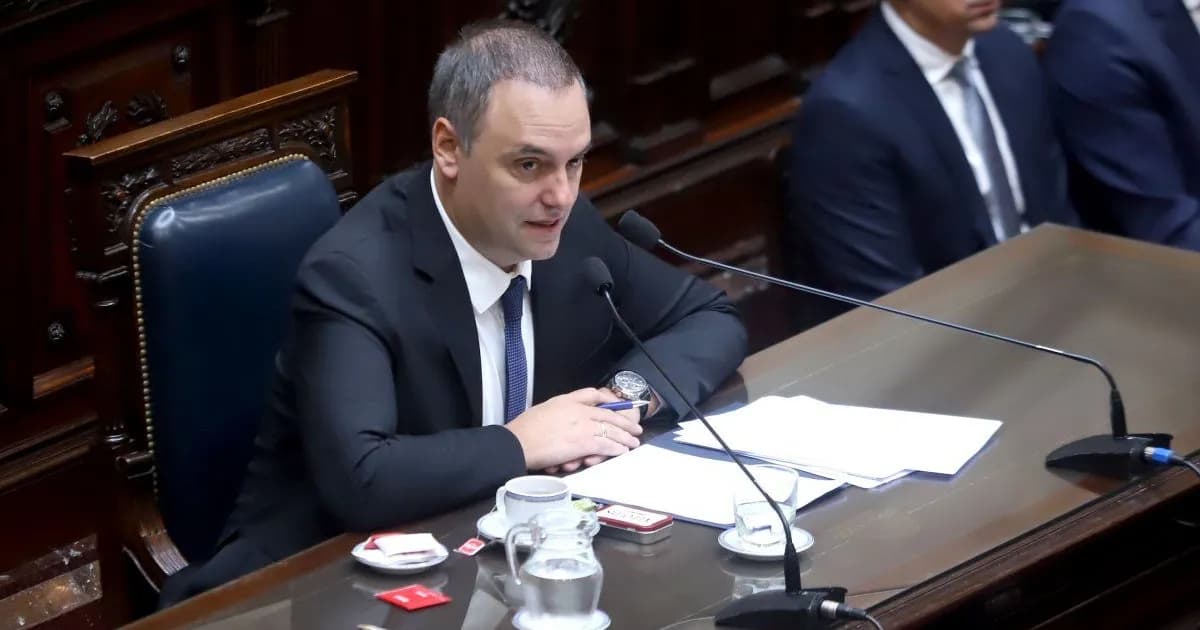 Manuel Adorni comparecerá en el Senado ante la creciente presión opositora