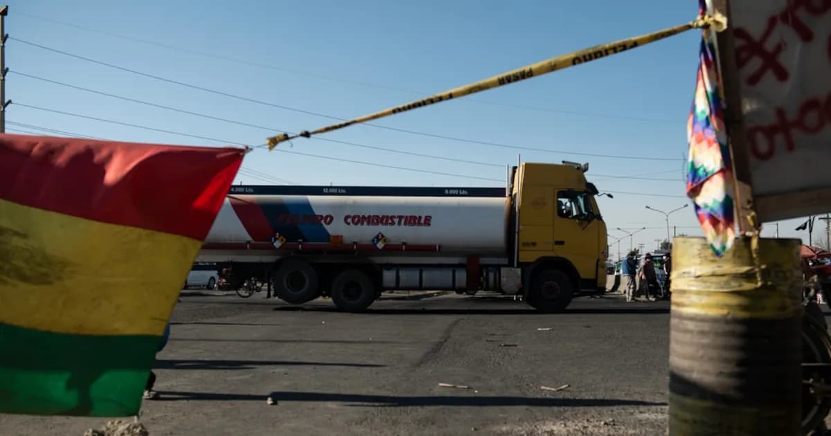 Crisis en Bolivia: Transportistas varados por bloqueos afectan el comercio regional