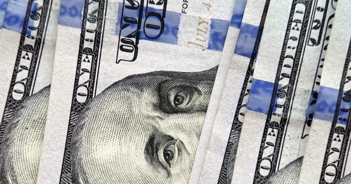 El dólar oficial sigue en alza, pero se aleja del límite de la banda cambiaria