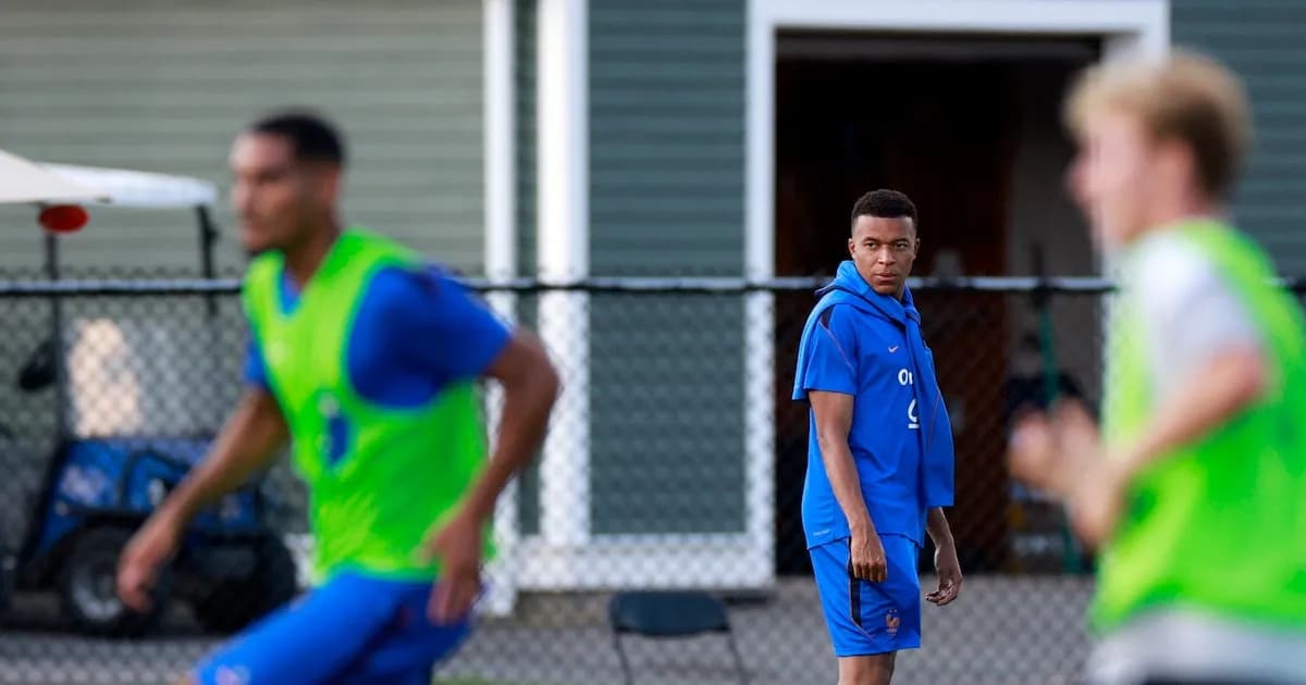 Kylian Mbappé se convierte en analista desde las alturas durante entrenamiento de Francia
