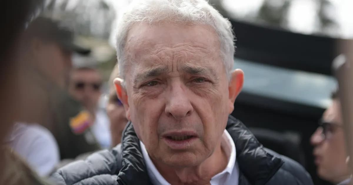 Indagatoria a Álvaro Uribe por masacres paramilitares en Colombia