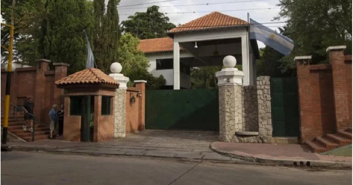 Milei y Adorni se Reúnen en Olivos en Medio de la Tempestad Política