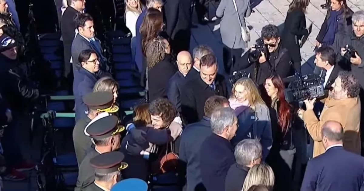 Milei y sus gestos en el Día de la Bandera: abrazos y tensiones en Rosario