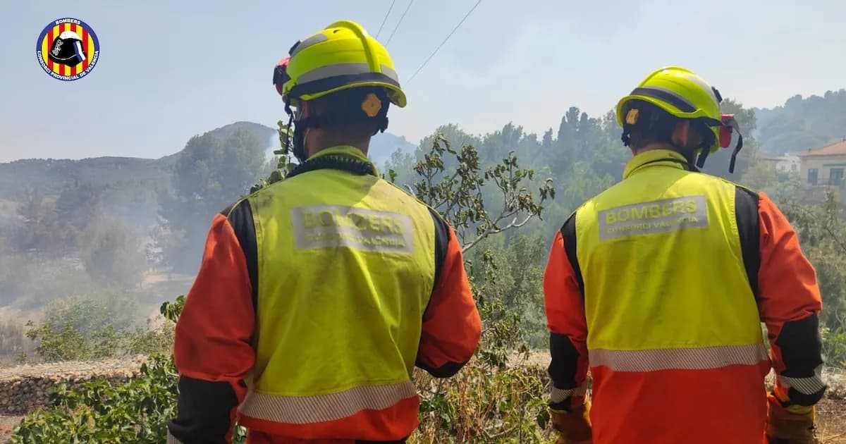 Estivella: El incendio forestal estabilizado permite la retirada de recursos aéreos