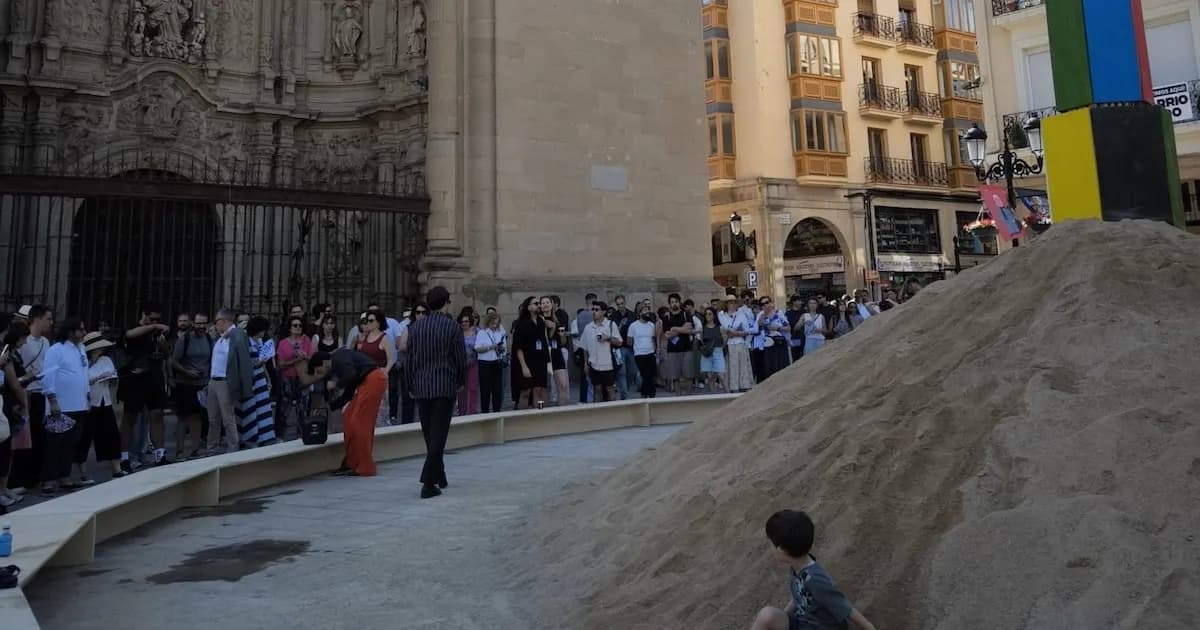 El Festival 'Concéntrico' culmina con una hoguera de San Juan en la Plaza del Mercado