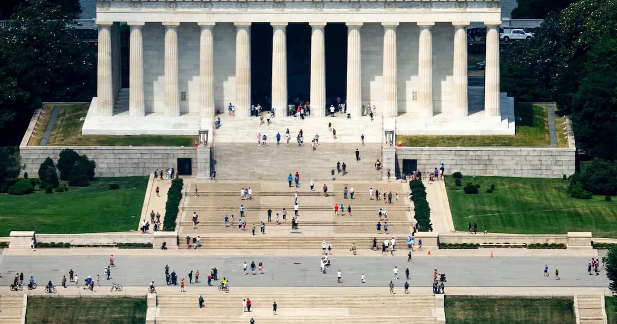 Trump desvincula su gestión del deterioro del estanque reflectante en Washington