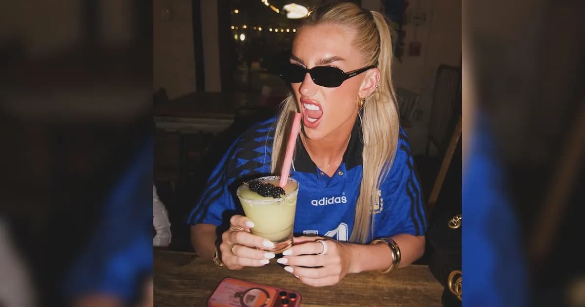 Kelci Rose, la novia de Senesi, brilla en el Mundial entre los banderazos argentinos