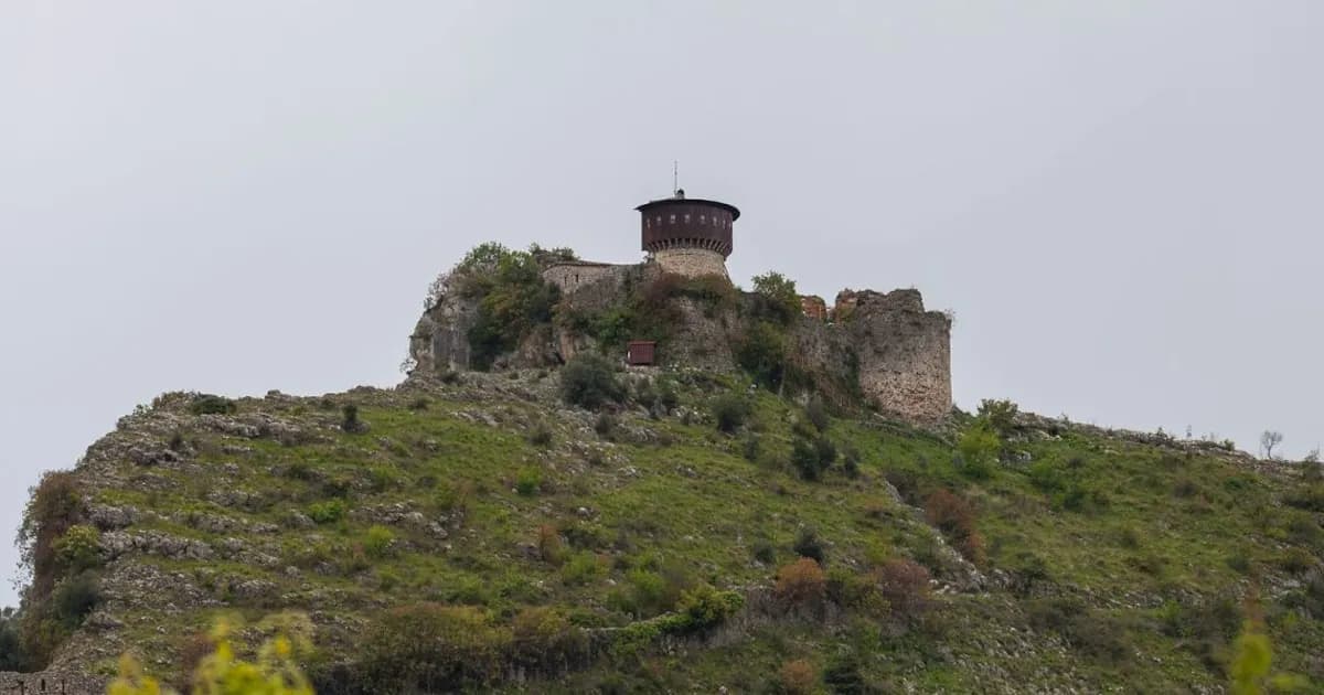 El Castillo de Petrelë: De fortaleza medieval a símbolo cultural de Albania
