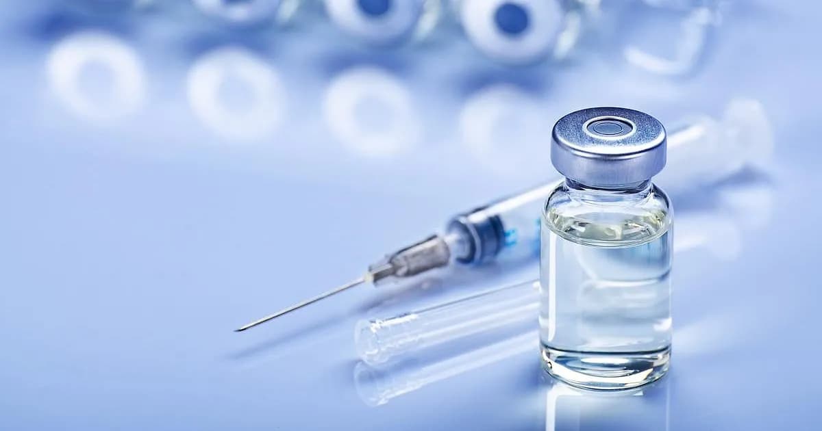 Estudio revela seguridad de vacunar contra COVID-19 y gripe en una misma jornada