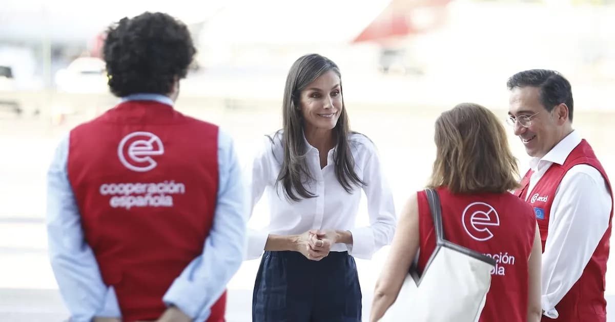 La Reina Letizia despide al equipo médico que viajará a Venezuela tras los terremotos