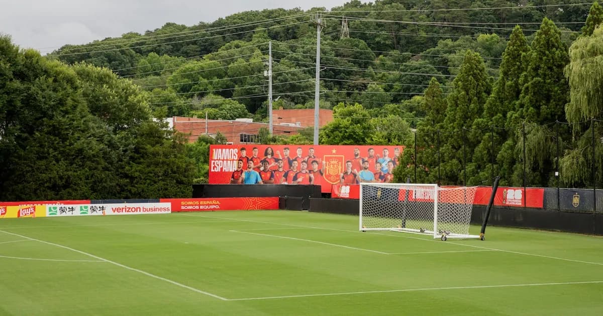 La selección española se adapta a Tennessee con un toque local en su entrenamiento