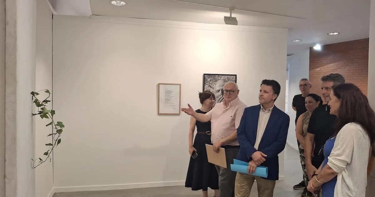 Exposición 'Mirar para ver lo ausente': Un diálogo entre arte y poesía en Badajoz