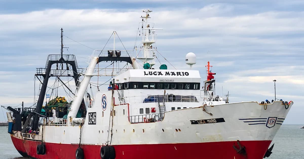 Intensa búsqueda de un marinero desaparecido en tormenta frente a Santa Cruz