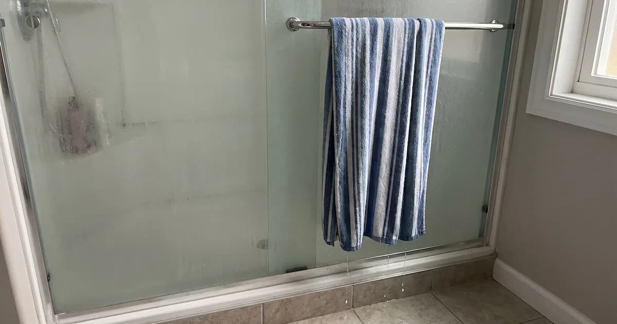 Orinar en la ducha: ¿un hábito inofensivo o un riesgo para la salud urinaria?