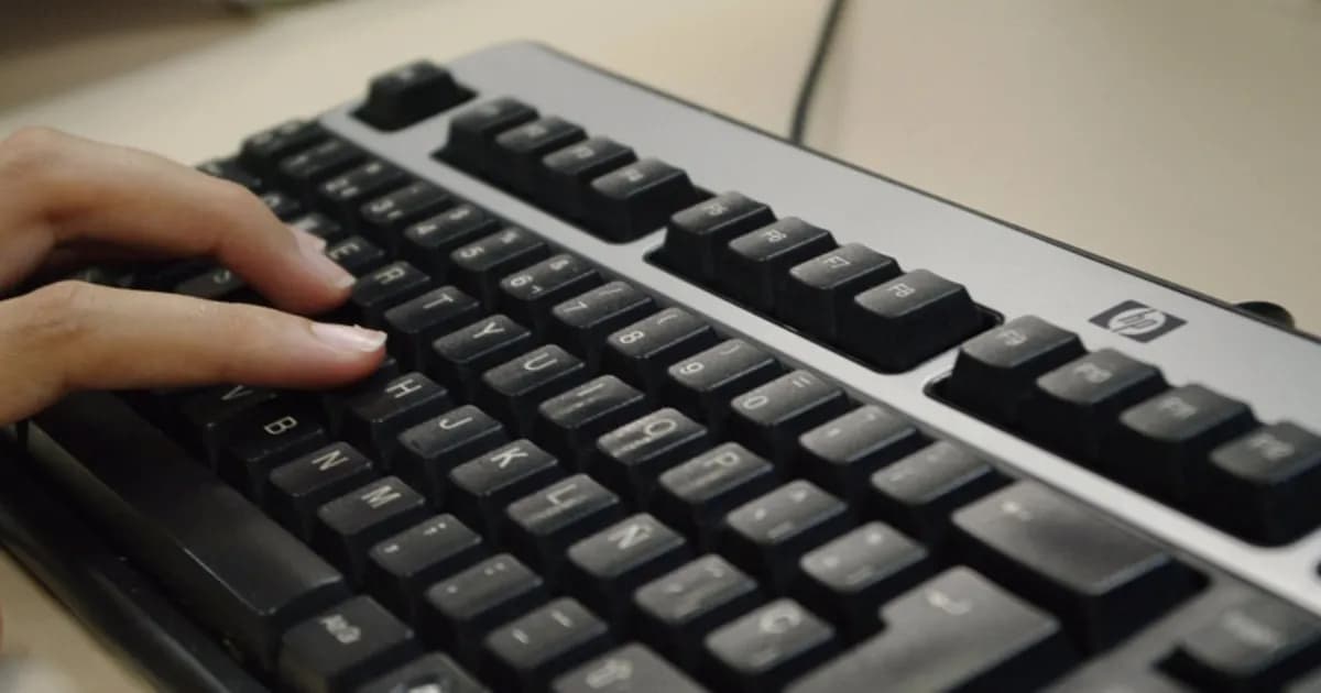 El misterio detrás del diseño del teclado: ¿Por qué no están las letras en orden alfabético?