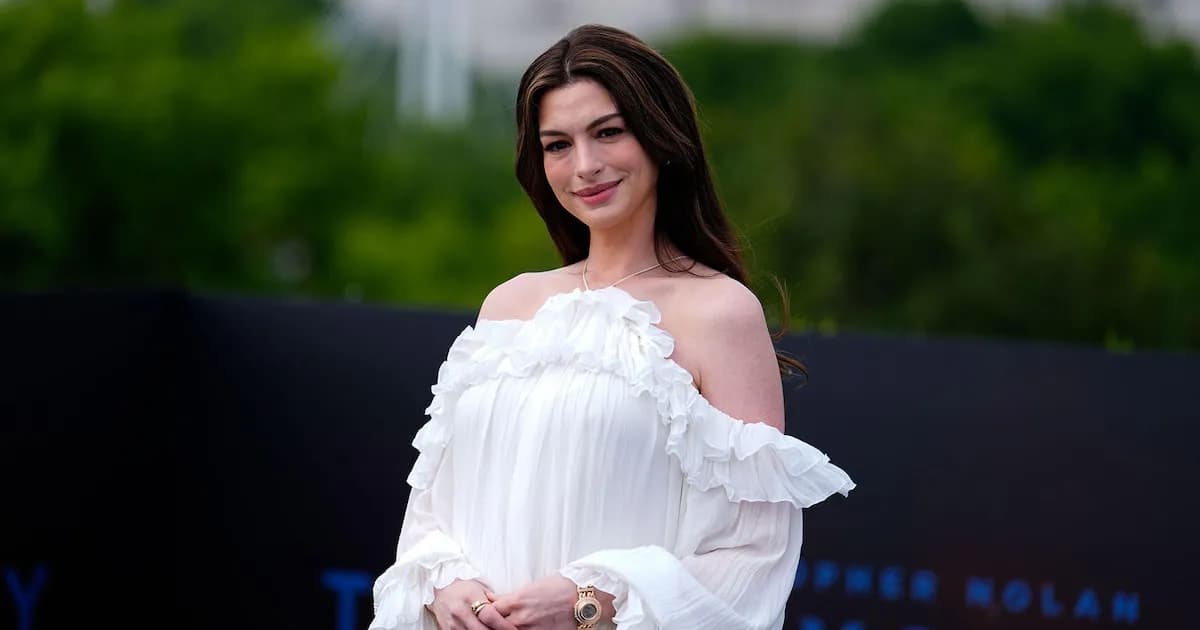 Anne Hathaway deslumbra en Londres con un vestido inspirado en la Grecia clásica y un bolso Chanel