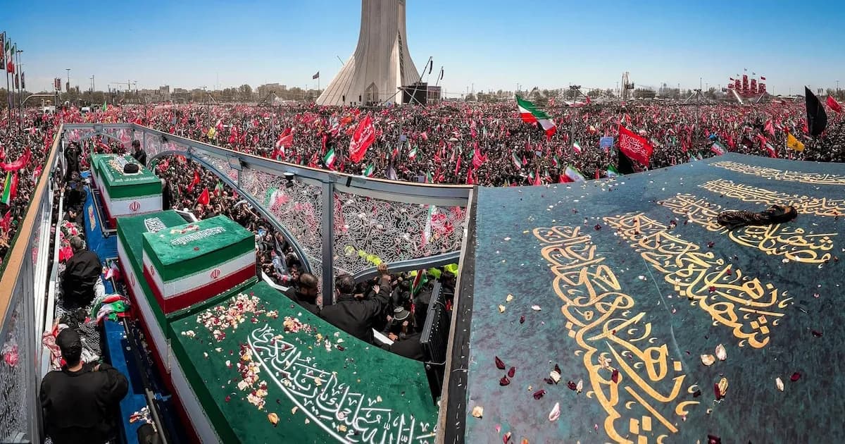 El cuerpo de Jamenei llega a Qom tras la multitudinaria despedida en Teherán