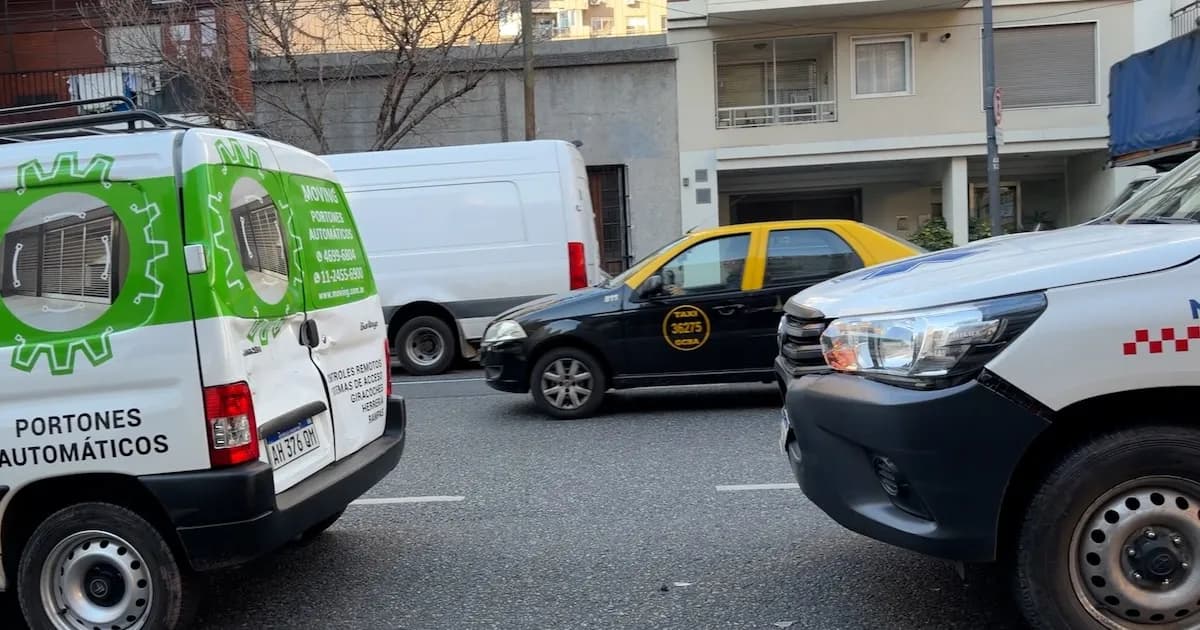 Accidente en Caballito: Una ambulancia y una camioneta colisionan dejando un herido
