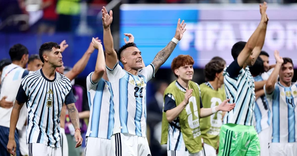 Euforía en el vestuario argentino tras la victoria sobre Egipto: Messi, el centro de las dedicatorias