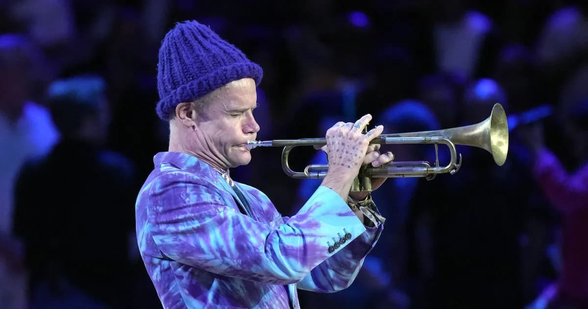 Flea regresa a la trompeta a los 63 años: una historia de pasión y aprendizaje musical