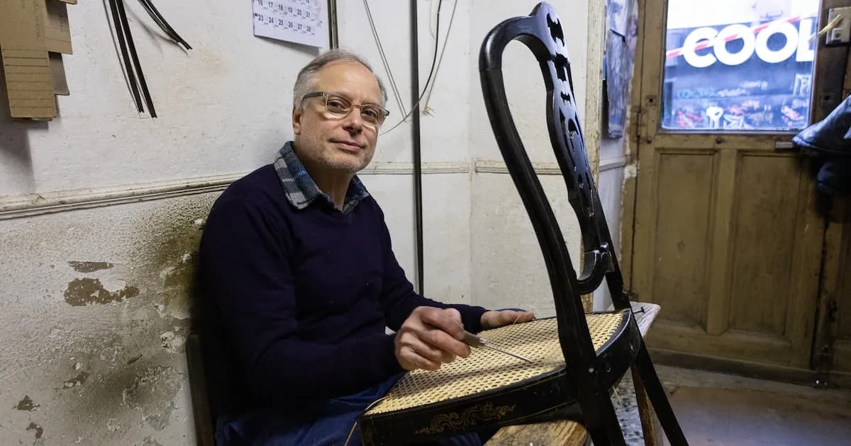 José Luís López, el rejillero que repara muebles para Casa Real y Moncloa