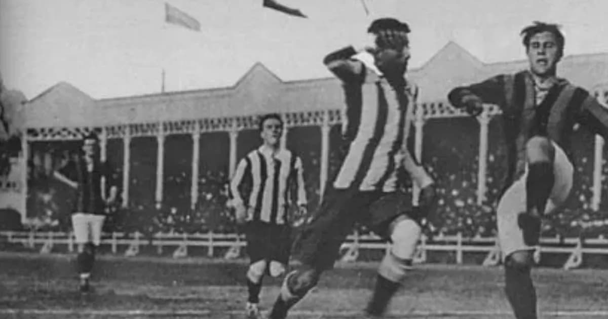 La asombrosa historia del goleador que debutó en la Selección desde la tribuna