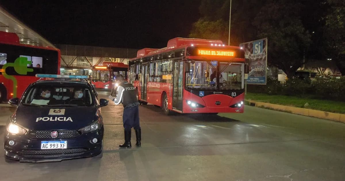 Mendoza suspende el servicio de colectivos durante el partido de Argentina: comercios cerrarán temprano