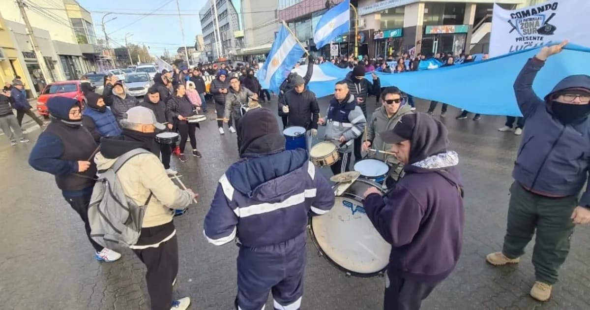 Continúa el conflicto salarial en Santa Cruz: la Policía intensifica las protestas