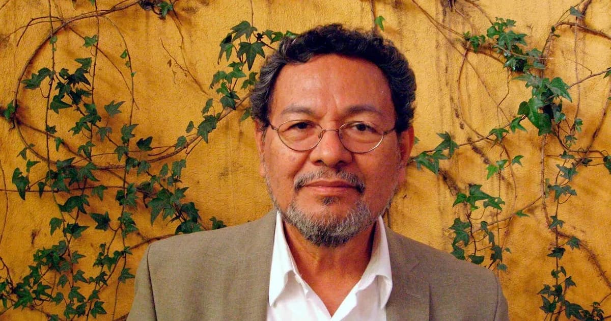 Élmer Mendoza critica el estigma hacia el género negro en la literatura contemporánea