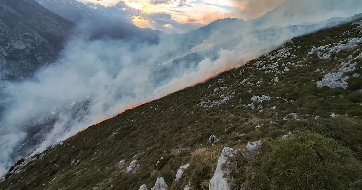 Incendio forestal en Peñarrubia: Cantabria mantiene operativos de control ante el riesgo climático