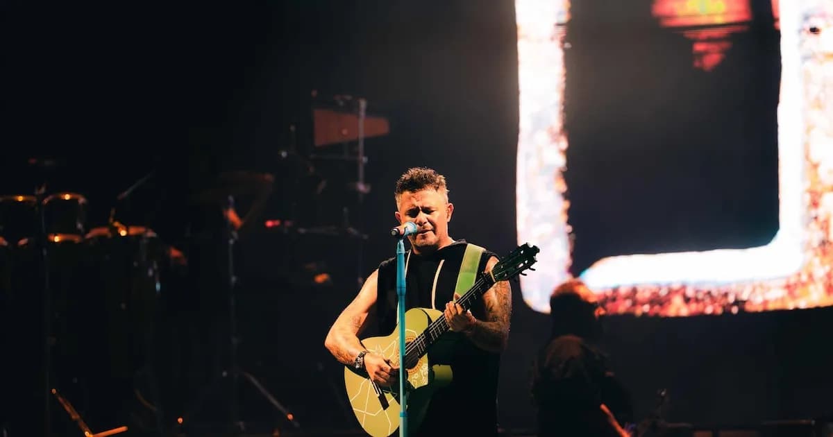 Alejandro Sanz deslumbra en València con un concierto lleno de emociones