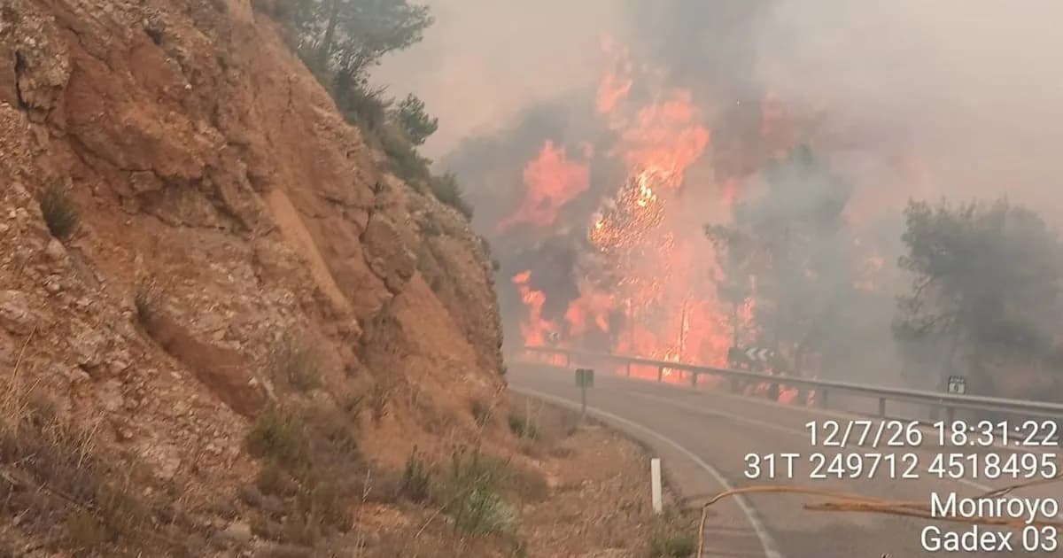 Más de 100 efectivos combaten el incendio en Peñarroya de Tastavins, Teruel