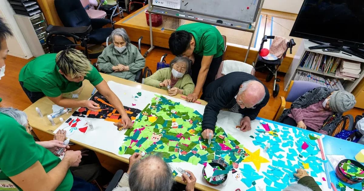 La importancia de incluir a familiares en actividades artísticas en hogares de cuidados prolongados