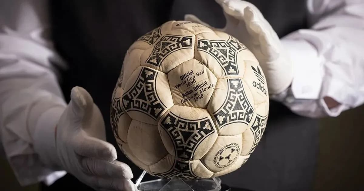 La pelota de Maradona en la subasta: un ícono del fútbol podría alcanzar cifras récord