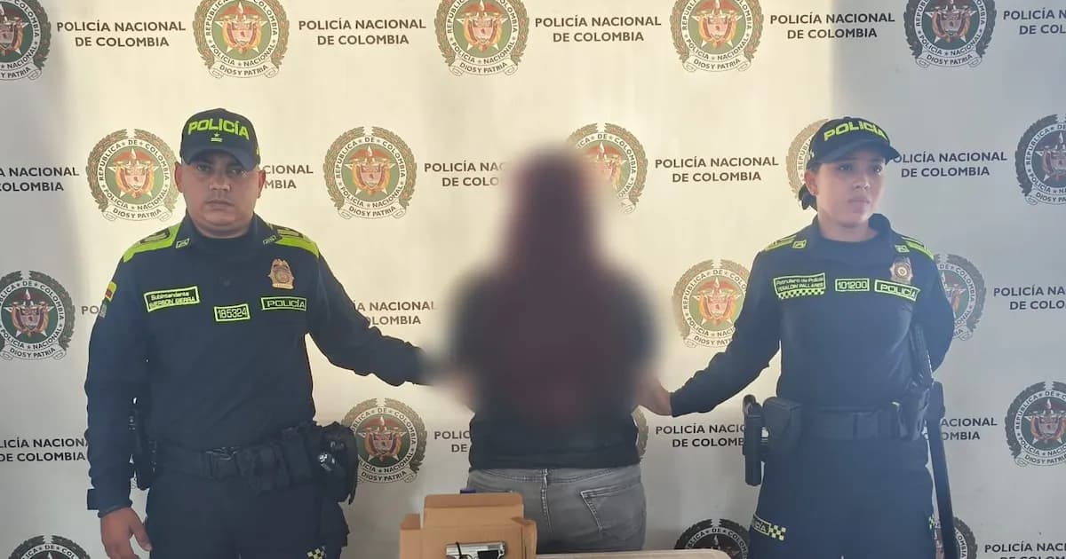 Detienen a funcionaria del Inpec con un arma en evento político de Uribe y Valencia