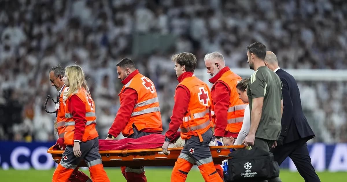 Raúl Asencio, defensa del Real Madrid, padece contractura cervical tras fuerte caída