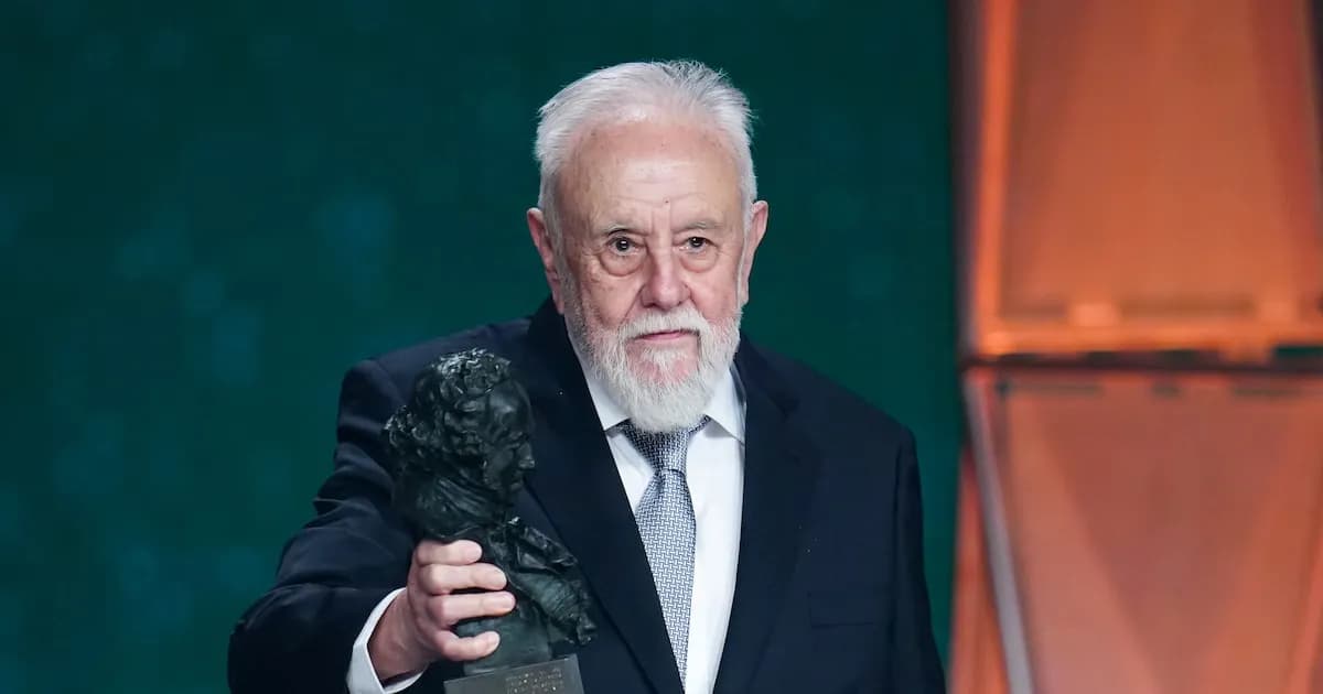 De ojeador de fútbol a ganador del Goya de Honor: la carrera de Gonzalo Suárez, el escritor y director de cine que defiende las películas para “soñar despiertos”