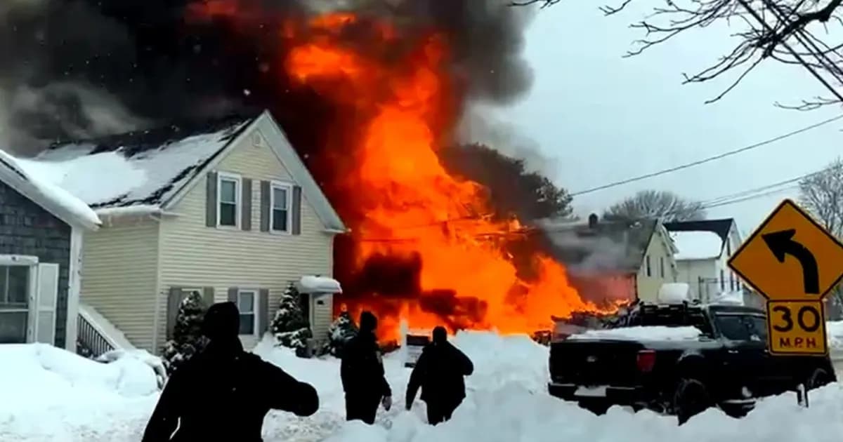 Explosión en Massachusetts: nevada dificulta rescate de madre e hija gravemente quemadas