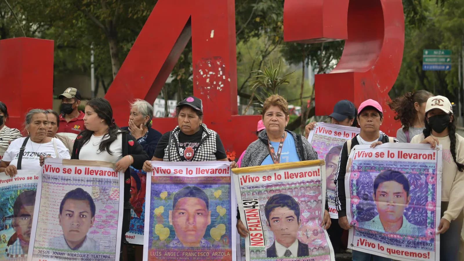 Analizan restos hallados en 20 bolsas por el caso Ayotzinapa