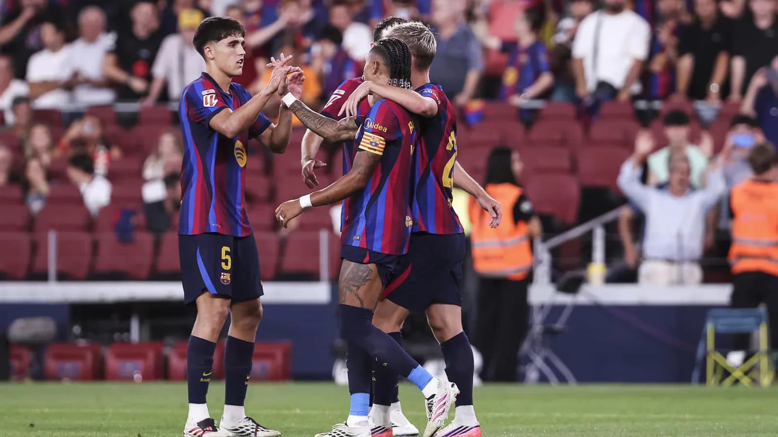 Barcelona vence 5-2 al Rayo y mantiene el liderato con puntaje ideal