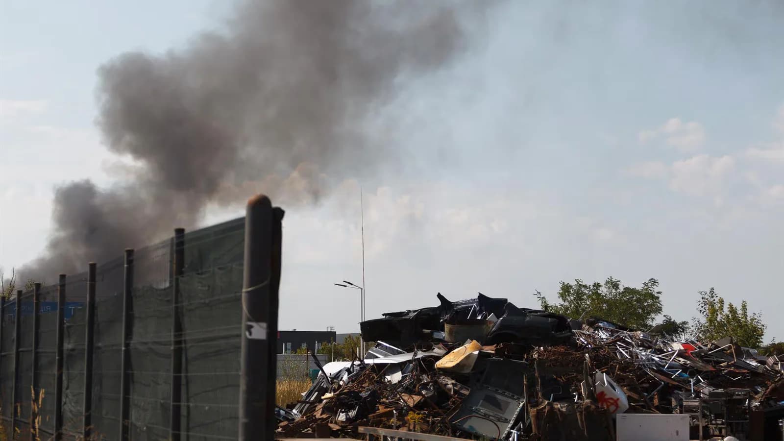 Tres muertos y cinco heridos tras ataques rusos con drones y misiles contra Kiev