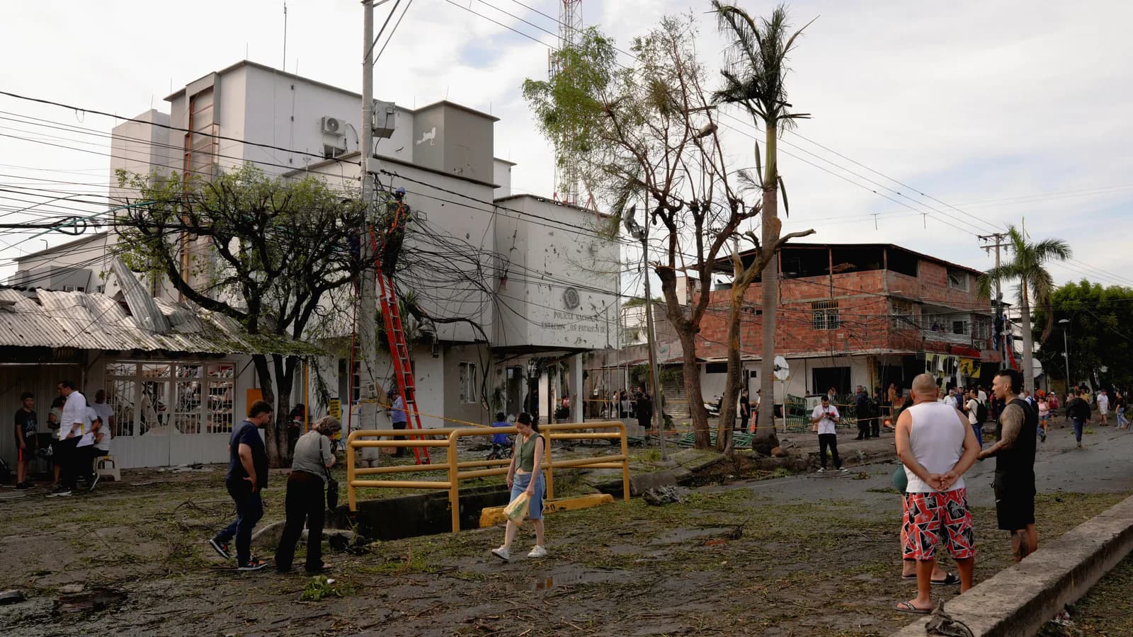 Atentado con carro bomba contra una comisaría de Los Patios dejó un muerto y heridos