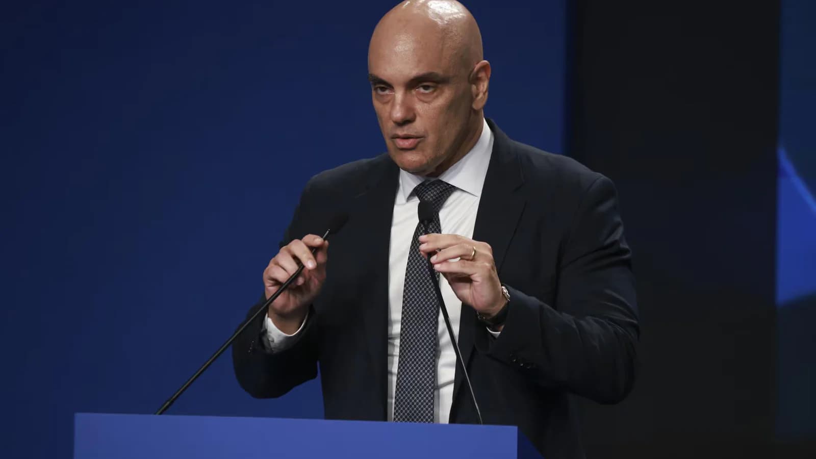 Investigan mensajes entre Alexandre de Moraes y el ex titular del Banco Master