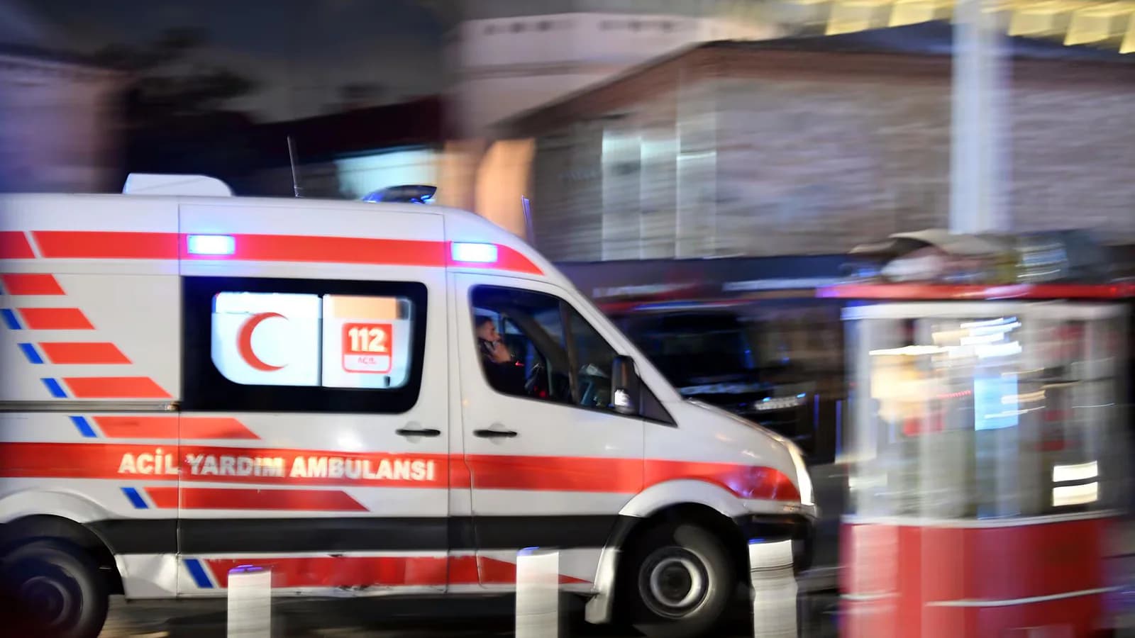 Buscan a diez tripulantes tras el choque de dos buques frente a Estambul