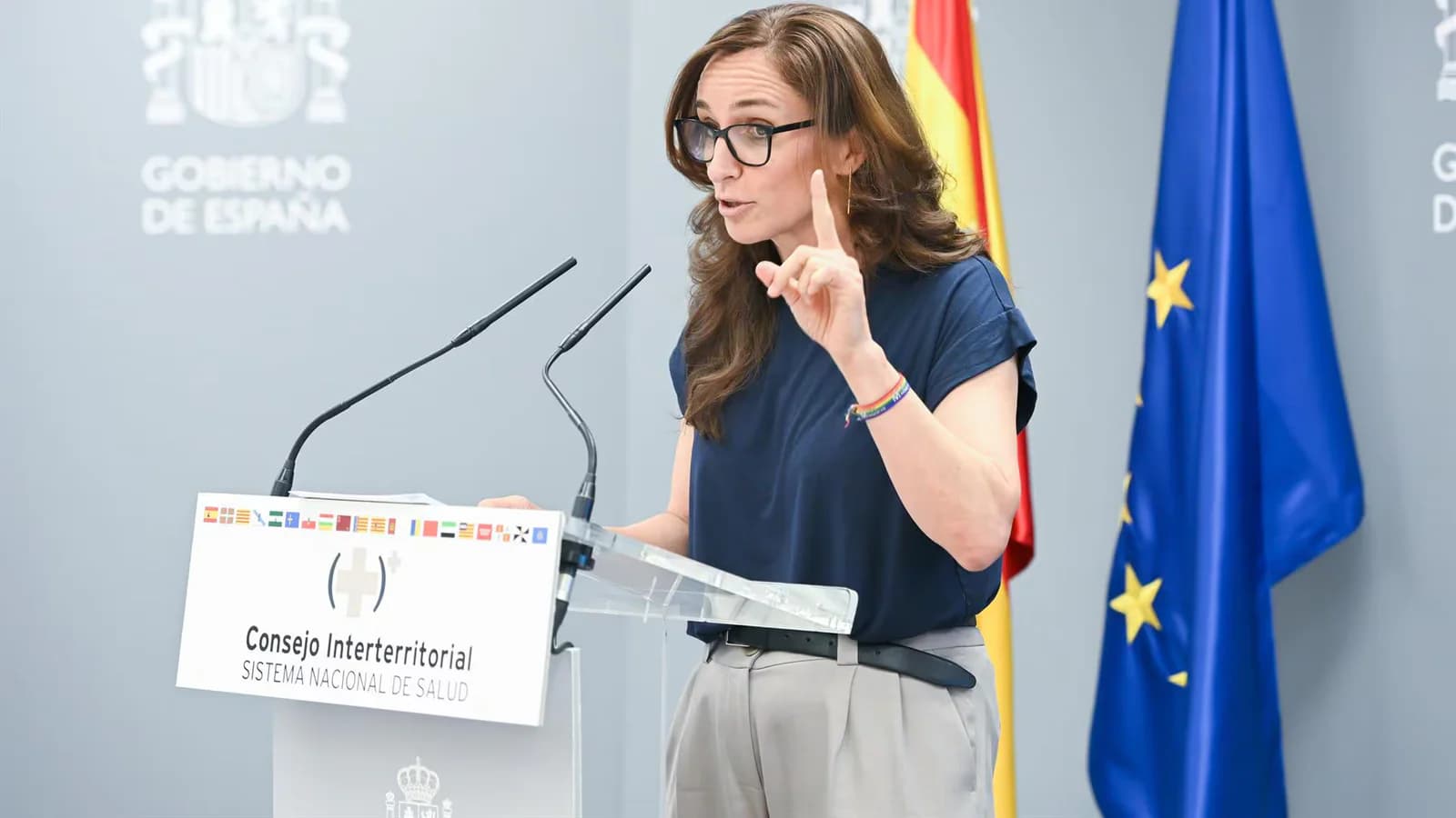 Mónica García defiende el Estatuto Marco y niega un desafío a los sindicatos médicos