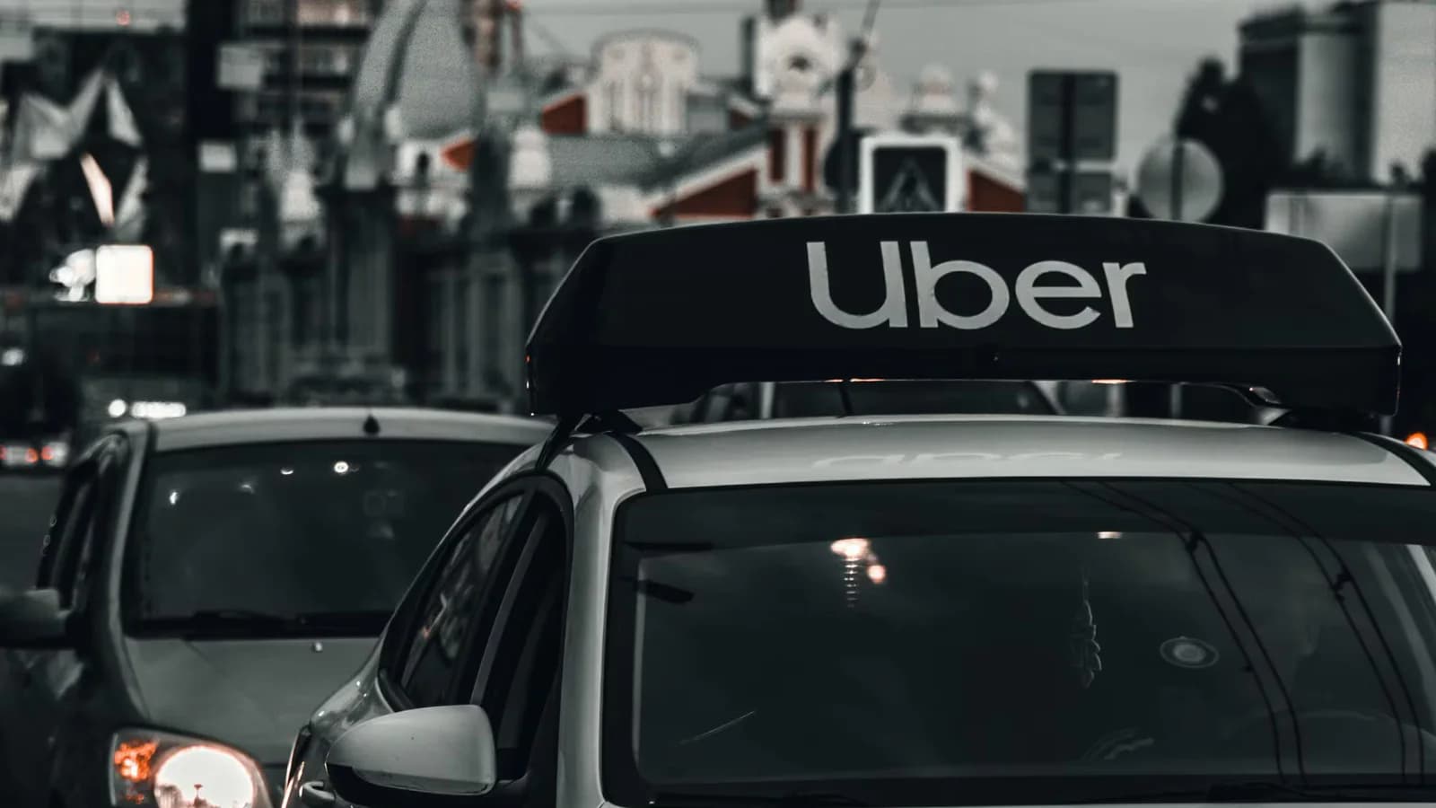 Uber recortará el 10% de su plantilla y reforzará su apuesta por los robotaxis