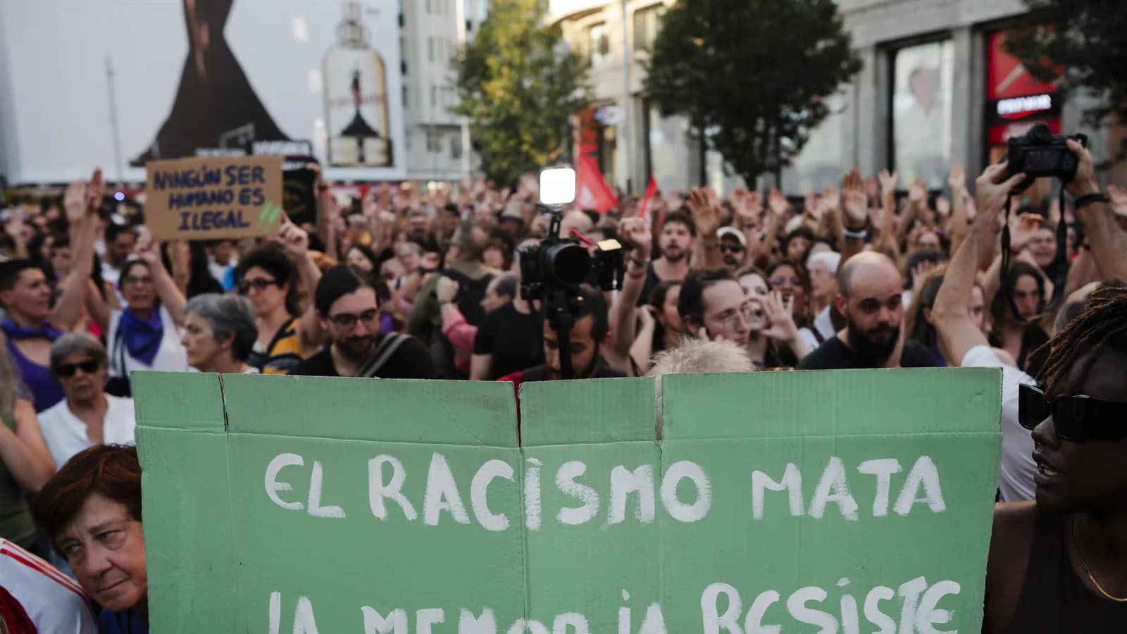 Manifestaciones contra el racismo reunieron a cientos de personas en tres ciudades españolas