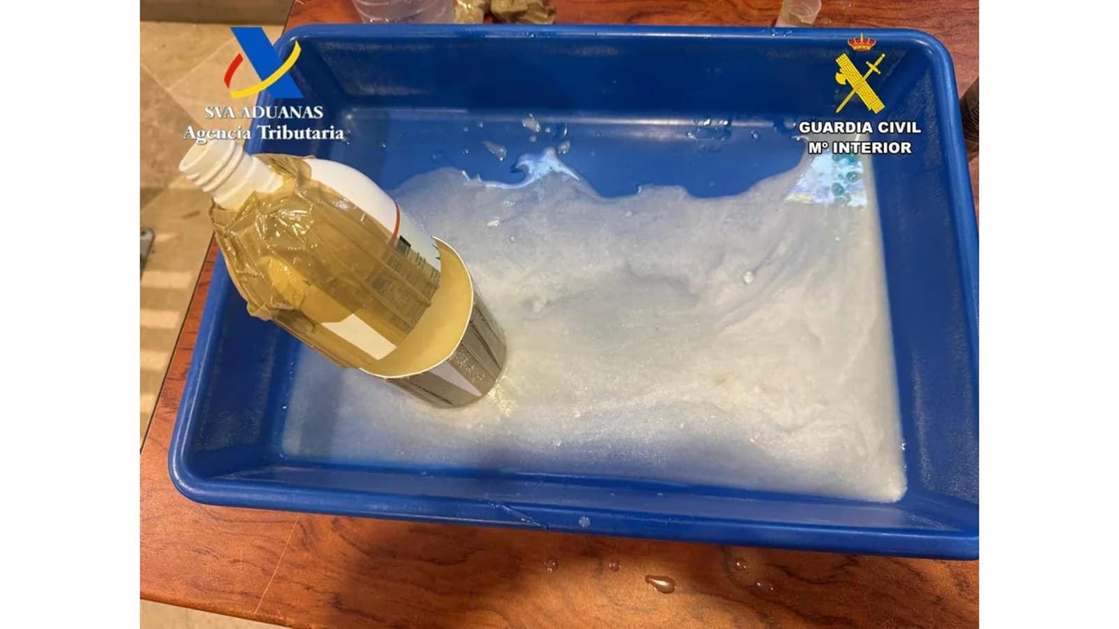 Detuvieron en el aeropuerto de Valencia a un hombre con más de ocho kilos de cocaína líquida